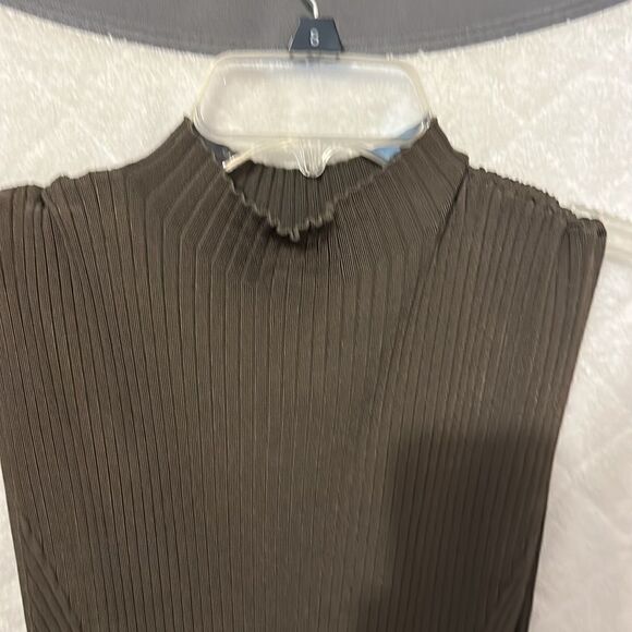 Ribbed  olive dress  - Picture 2 of 9